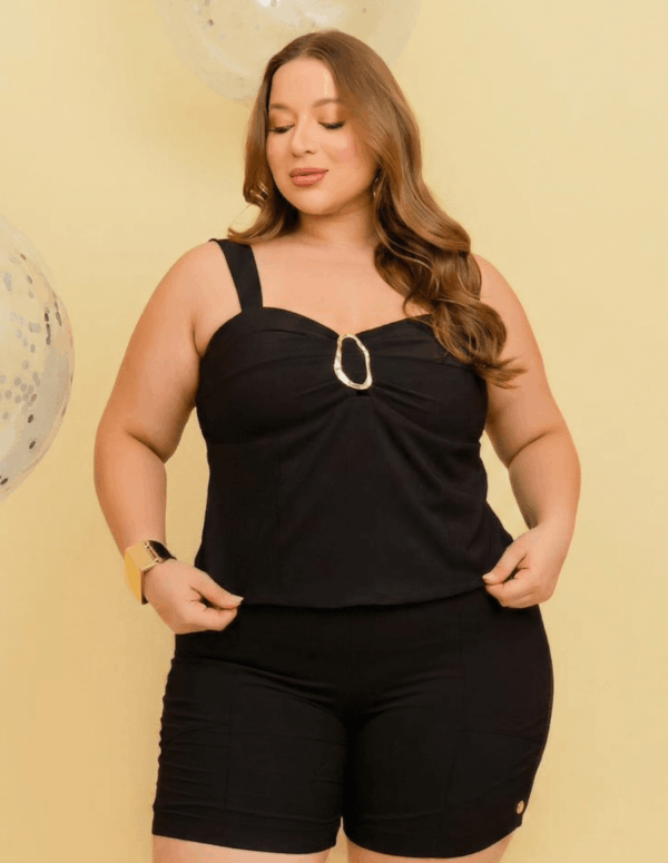 Conjunto semi cropped com fivela e short plus size